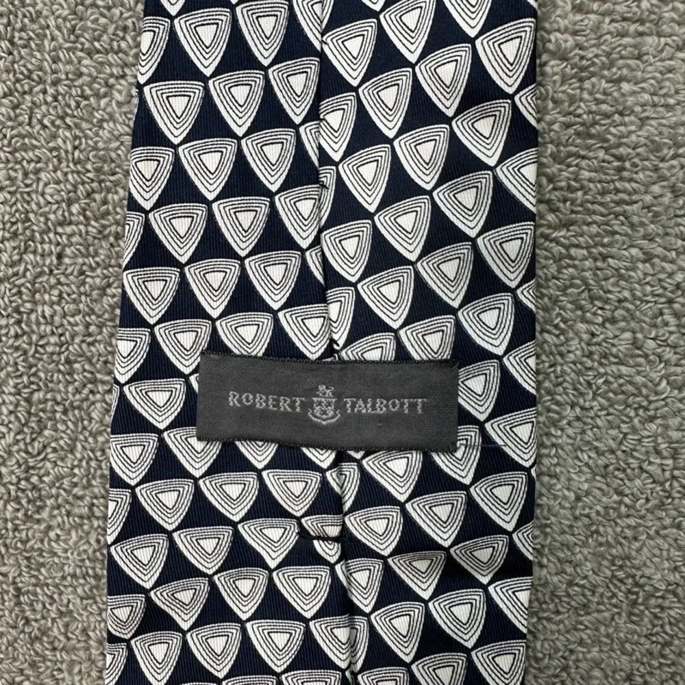 Robert Talbott Mens Silk Necktie Navy Blue Cream Geometric Triangle Pattern USA